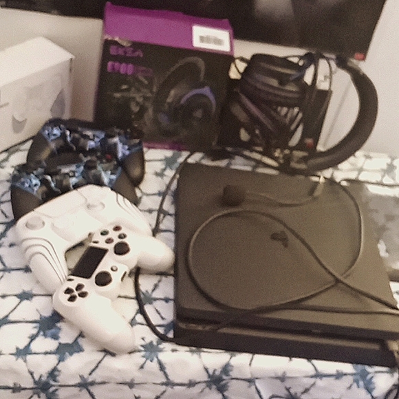 (PlayStation 4) Comes With 4 New Daulshock Controllers And A Headset